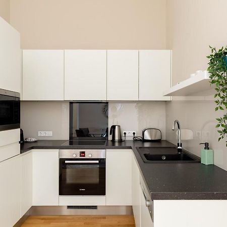 Lovely 2-Bedroom Apartment At The Vaci Street Budapest Extérieur photo
