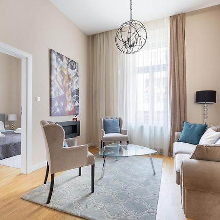 Lovely 2-Bedroom Apartment At The Vaci Street Budapest Extérieur photo