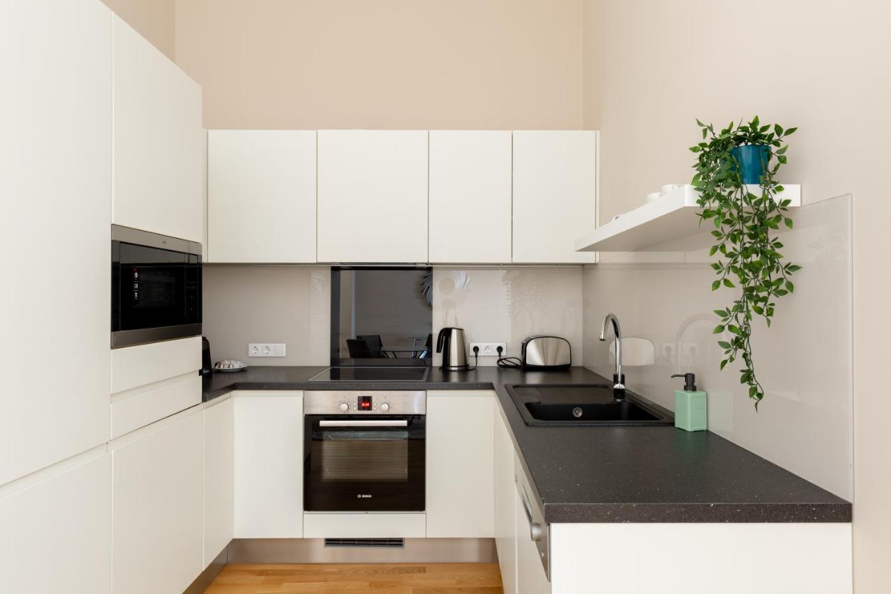 Lovely 2-Bedroom Apartment At The Vaci Street Budapest Extérieur photo