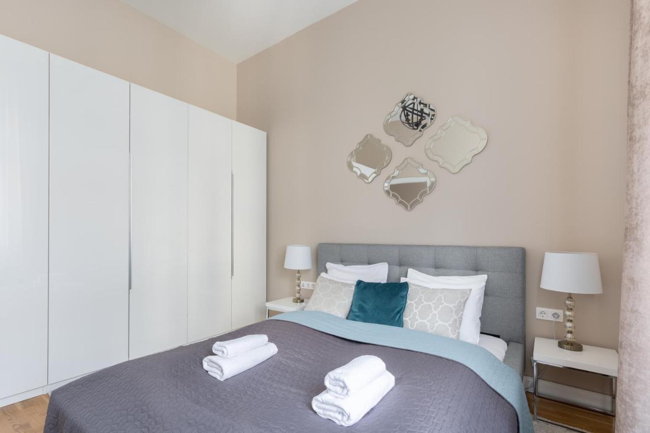 Lovely 2-Bedroom Apartment At The Vaci Street Budapest Extérieur photo