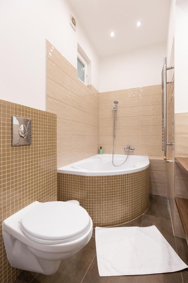 Lovely 2-Bedroom Apartment At The Vaci Street Budapest Extérieur photo
