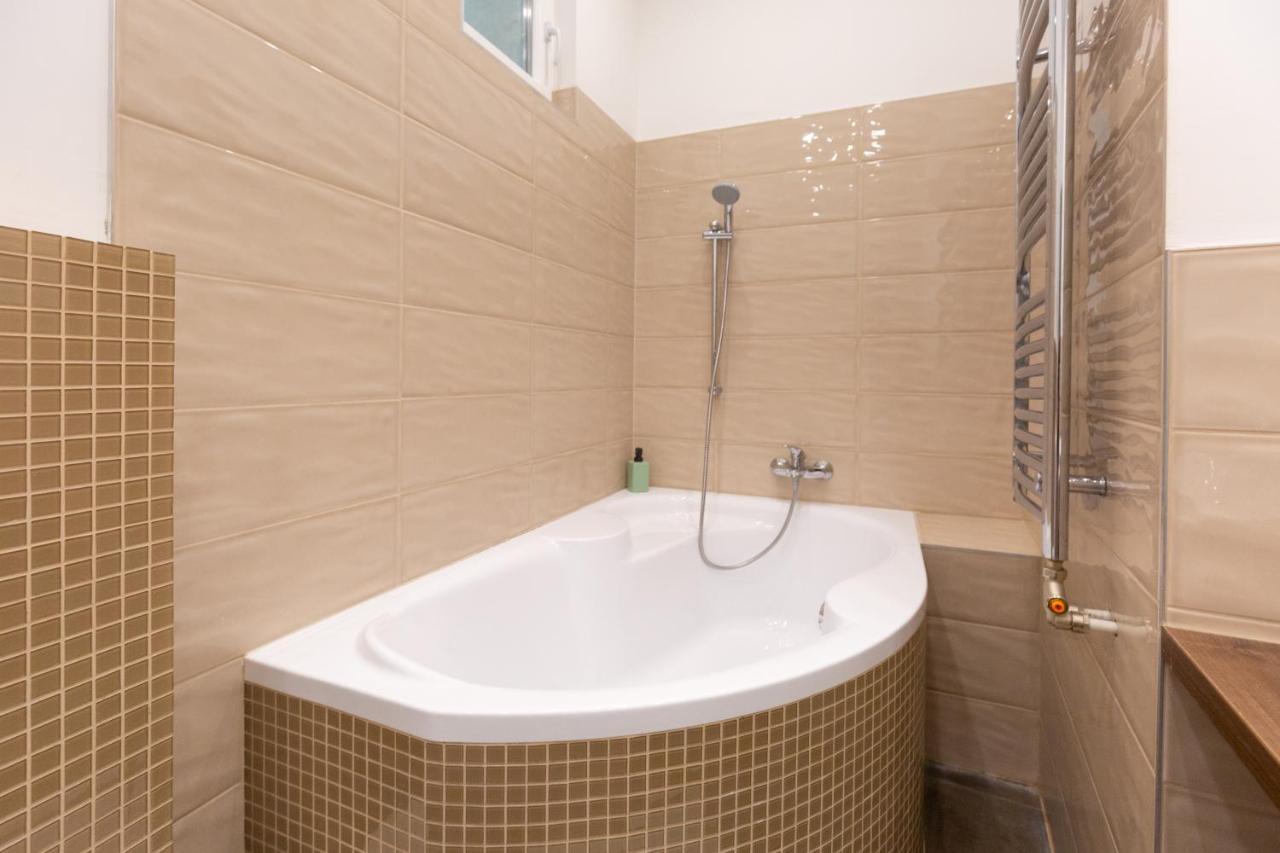 Lovely 2-Bedroom Apartment At The Vaci Street Budapest Extérieur photo