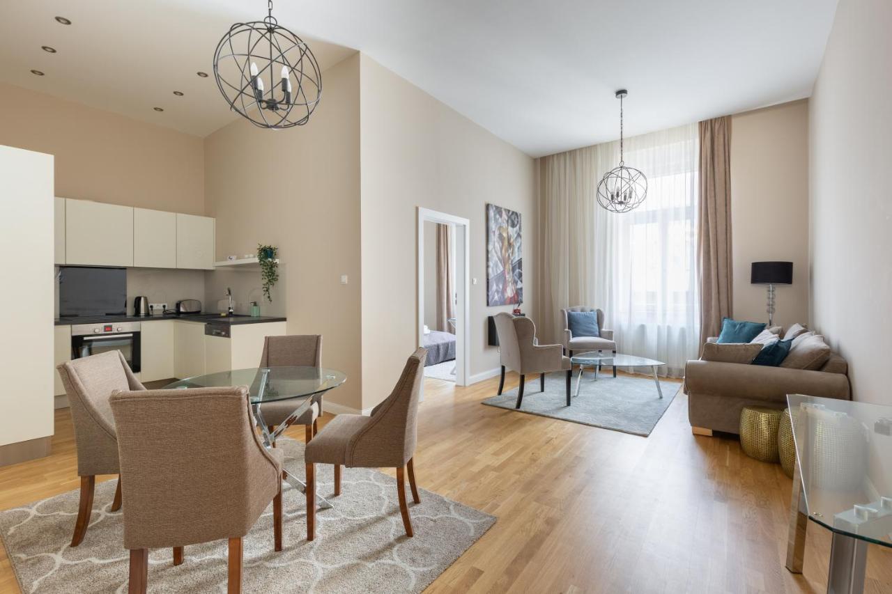 Lovely 2-Bedroom Apartment At The Vaci Street Budapest Extérieur photo