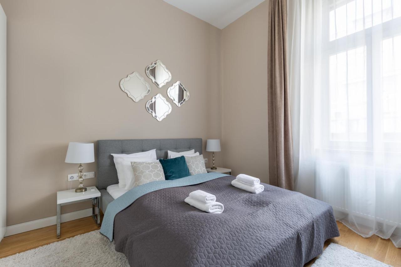 Lovely 2-Bedroom Apartment At The Vaci Street Budapest Extérieur photo